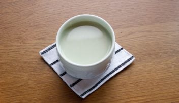 「白井田七。茶」でつくる緑茶ラテの写真