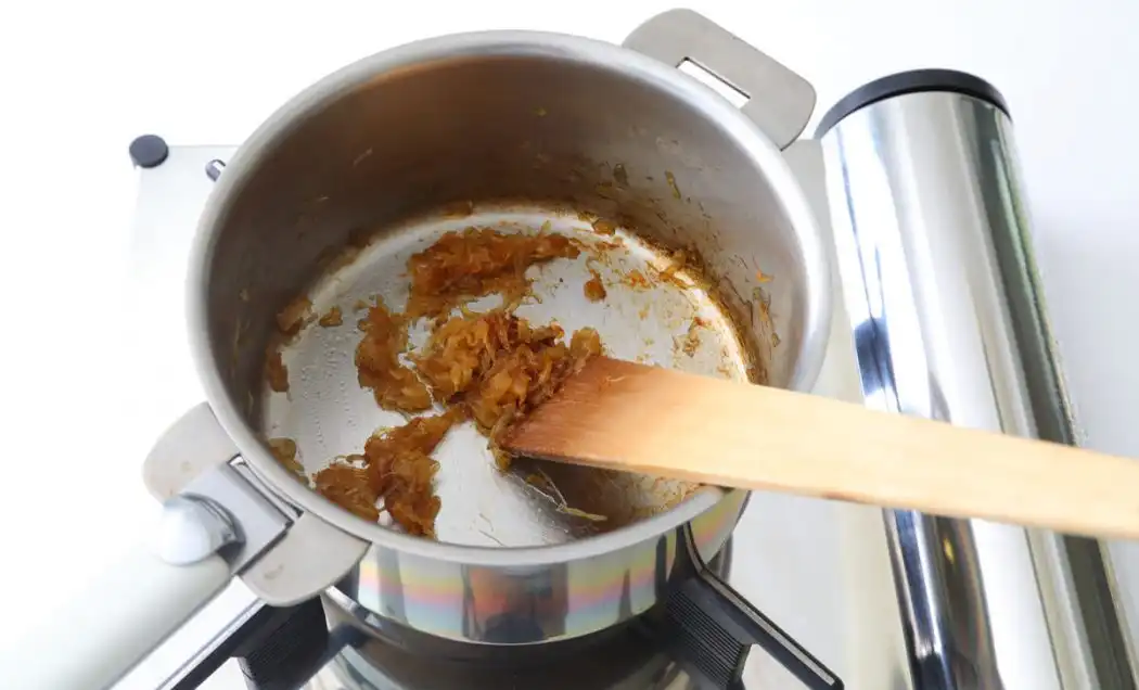 豚肉のソテープルーンソース バジル風味の写真1